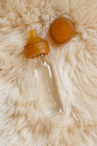 Quoddle Baby Glass Baby Bottle Natural Rubber Teat Nipple Nursing on Sheep skin rug abel SERIES